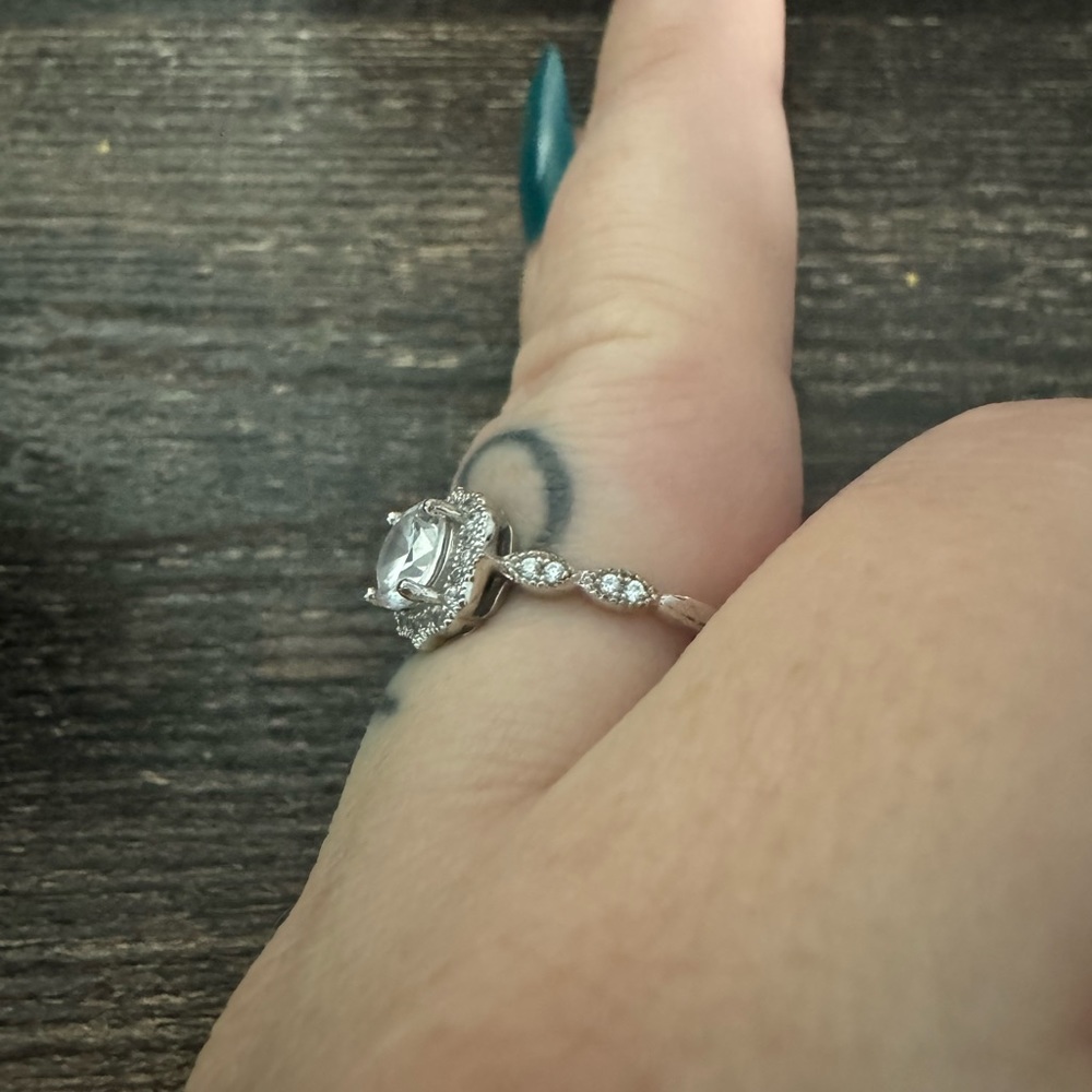 Engagement ring - Picture 3 of 5